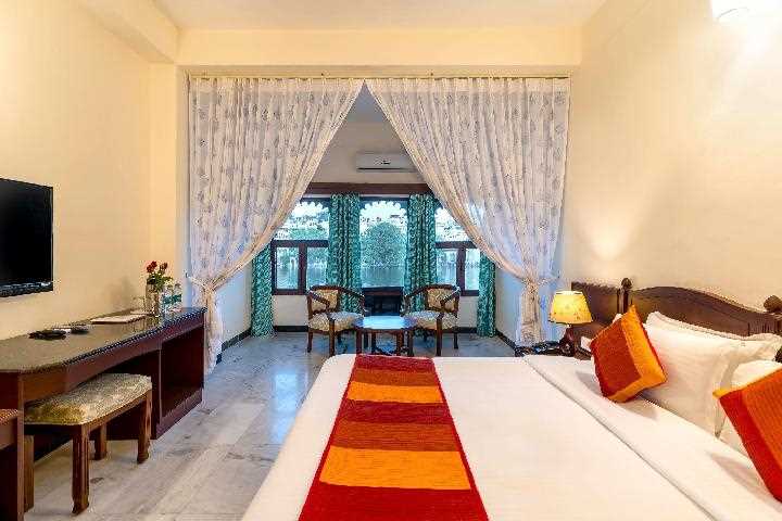 Hotel Sarovar on Pichola